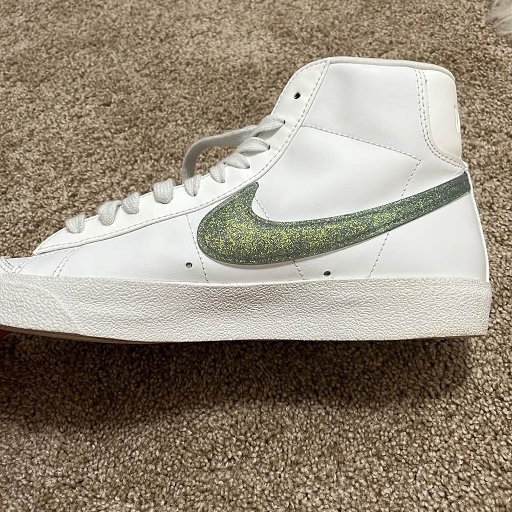 Nike Blazer Mid’77 Essential ‘Glitter Swoosh’